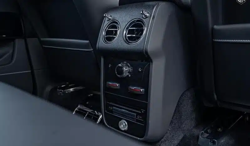 
								Urban Rolls Royce Cullinan 6.75 V12 full									