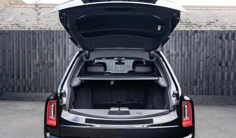
								Urban Rolls Royce Cullinan 6.75 V12 full									